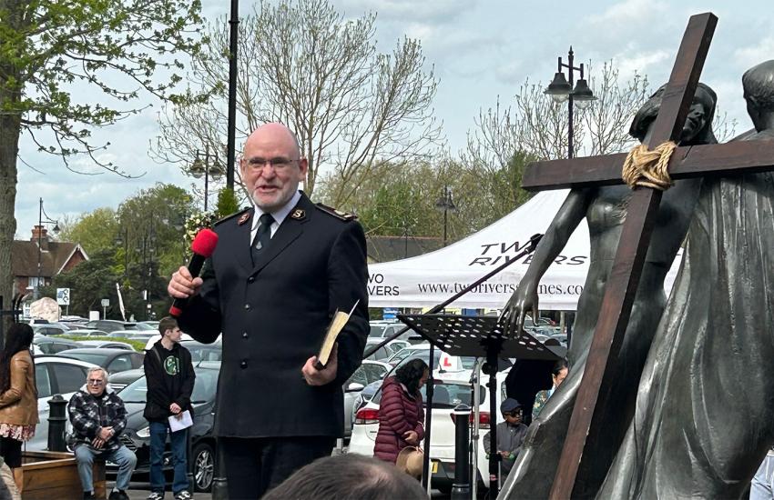 The General preaches outside